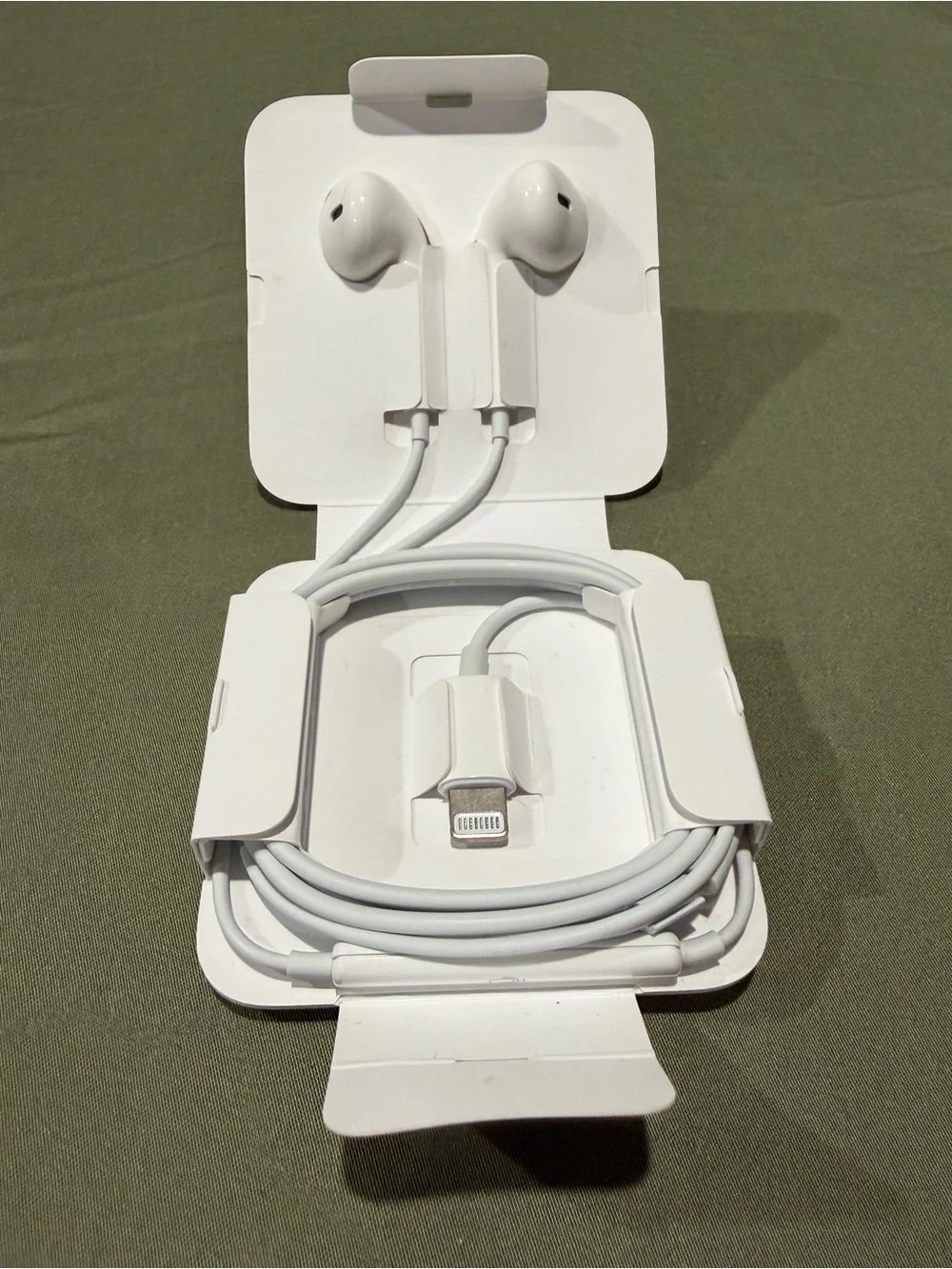 NEW Apple EarPods Lightning Connector Wired Earbuds for iPad and iPhone